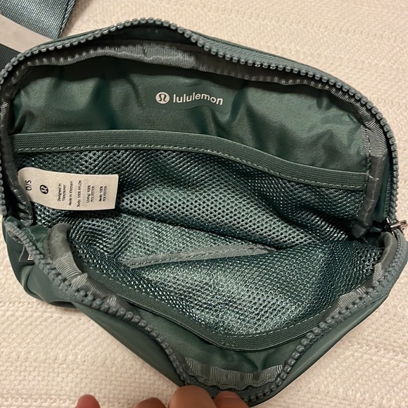 NWT lululemon everywhere belt bag - Picture 4 of 4